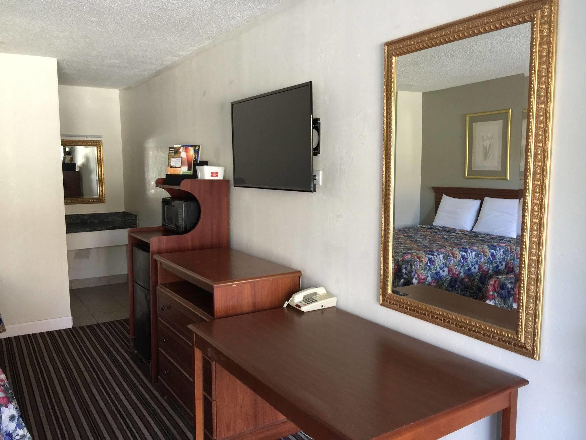 Red Carpet Inn & Suites - Данвилл Экстерьер фото
